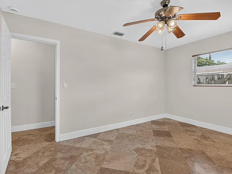 2250 NE 4th Ct — Photo 26
