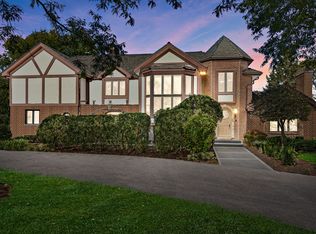 318 Trinity Ln, Oak Brook, IL 60523