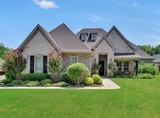 108 Falcon Crest Dr, Kennedale, TX 76060