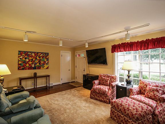 4th image of 3010 Eleanor Ave