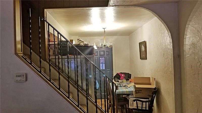 2nd image of 445 Kilbourne St
