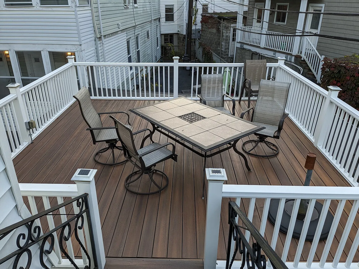 Spacious sunny home. Quiet street, chefs kitchen, outdoor space — Photo 1