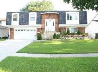 1822 W Locust Ln, Mount Prospect, IL 60056