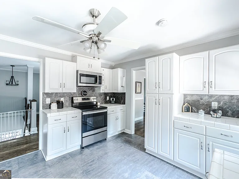 302 E Valley Rd NE — Photo 19