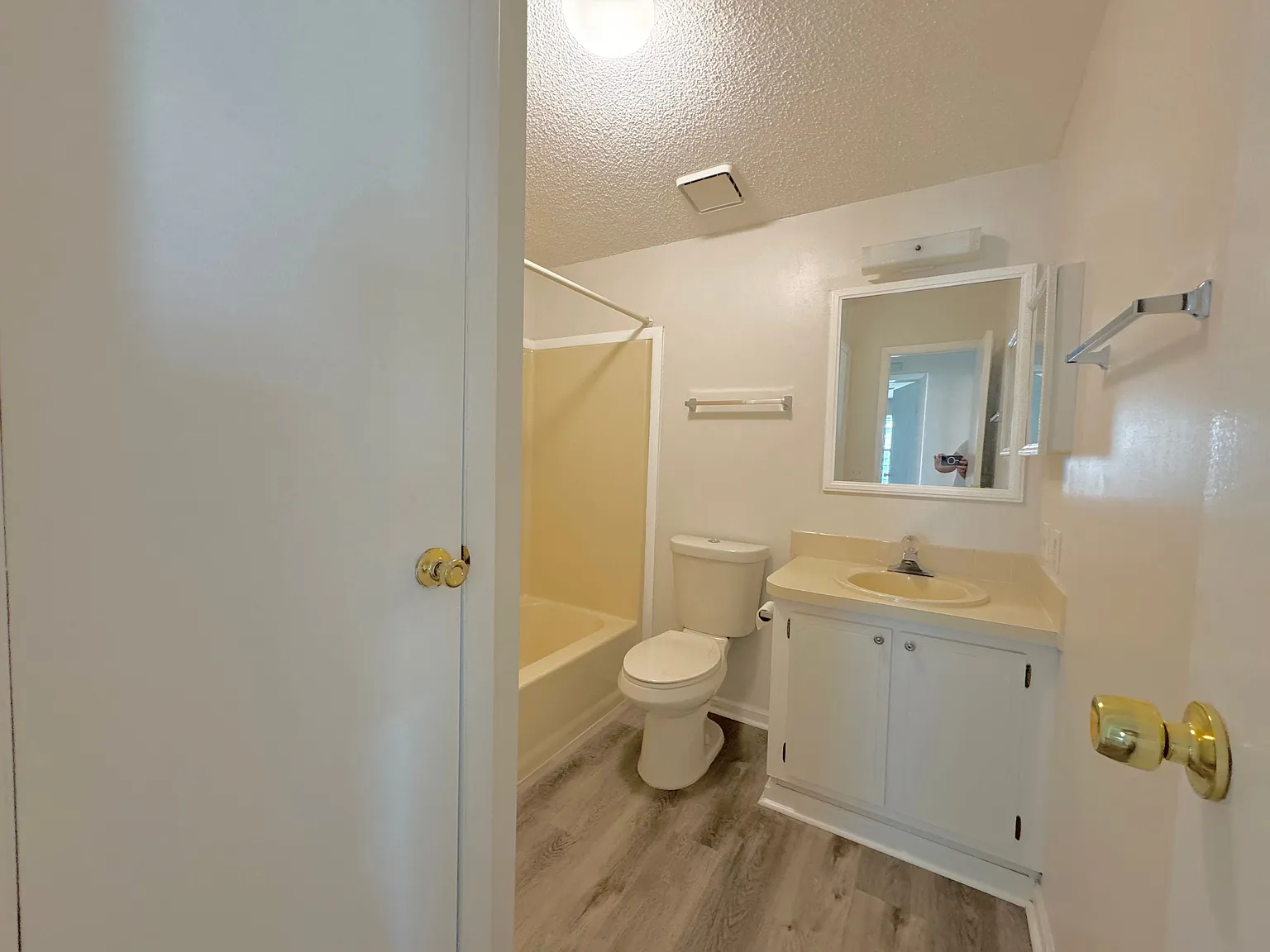 2 bed, 1040 sqft, $1,750 — Photo 2