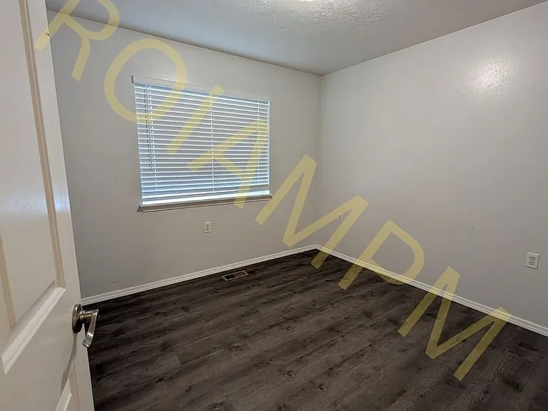 319 Lenore St — Photo 5