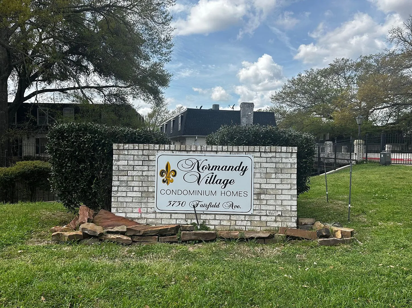 Normandy Village - All Bills Paid Studio Apartment! — Photo 1