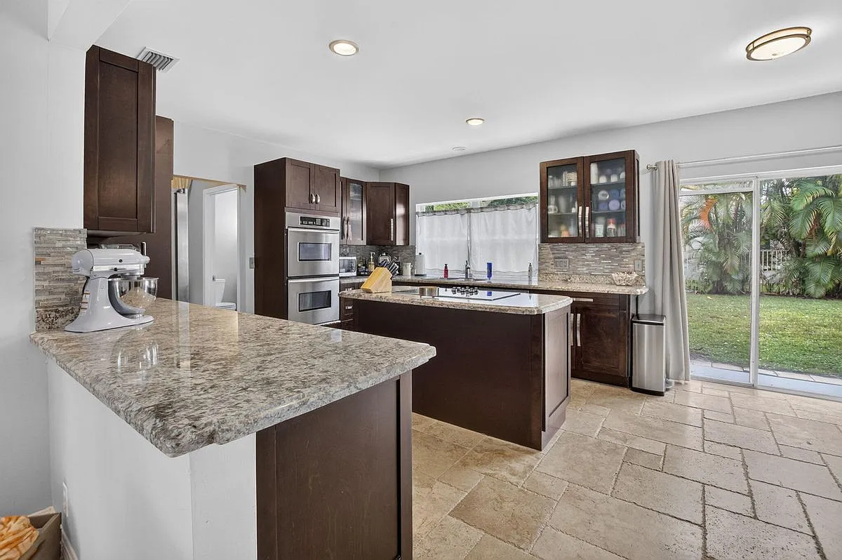 4 bed, 2.5 bath, 2501 sqft, $3,900 — Photo 3