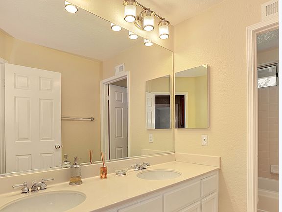 Bath with private toilet/tub