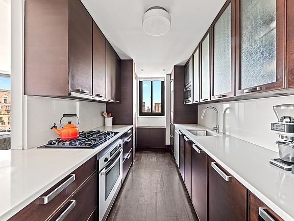 3rd image of 40 E 94th St APT 21F