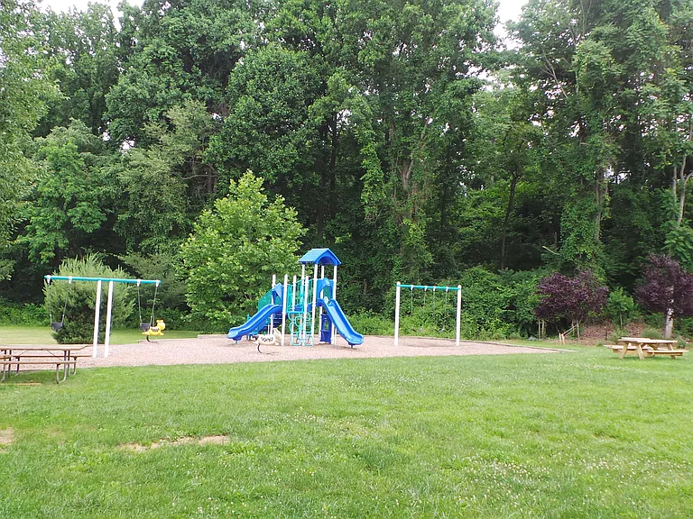 Round Hill Apartments of Chevy Chase — Photo 10