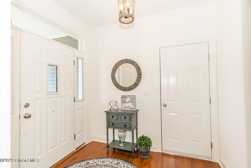 5th image of 90 Lakepointe Way