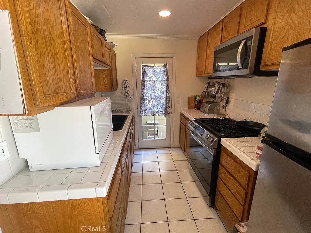 3 bed, 1.5 bath, 1086 sqft, $4,500 — Photo 2