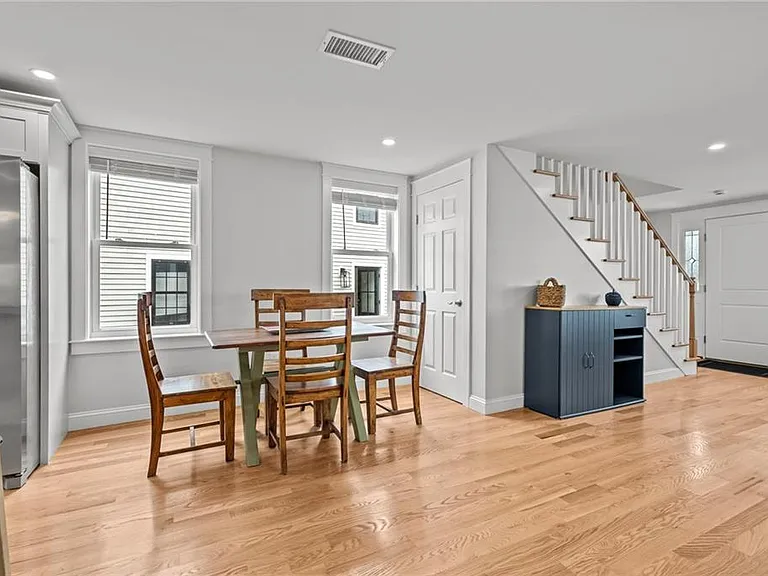 484 Thames St — Photo 5