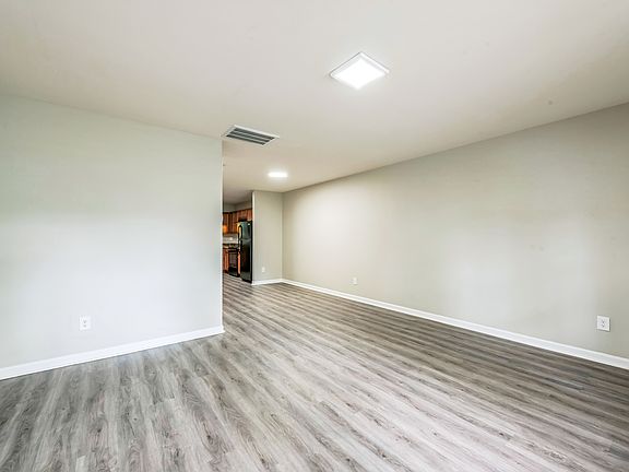 4th image of 861 Plaza Walk Dr