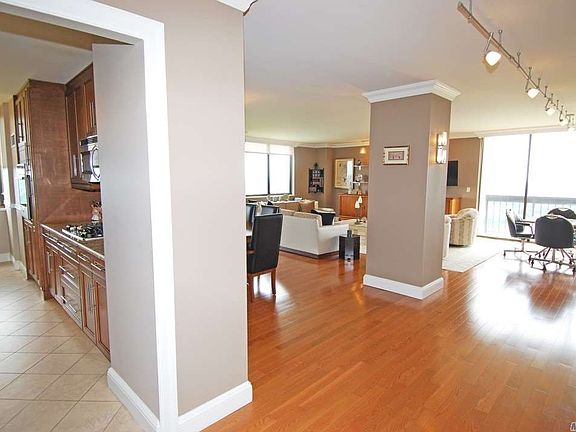 4th image of 27110 Grand Central Pkwy APT 25D