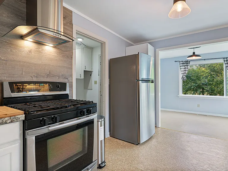 1223 Puget St NE — Photo 6