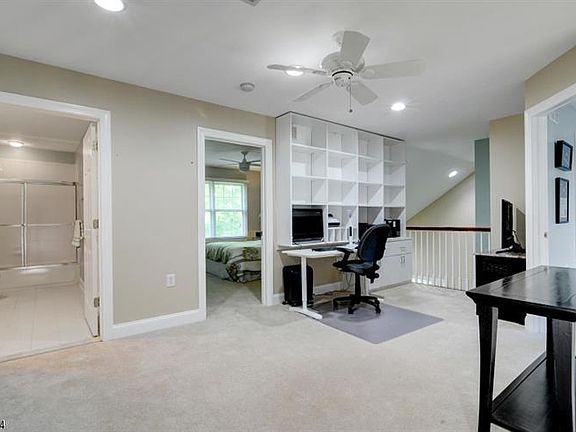 5th image of 8 Revere Ln