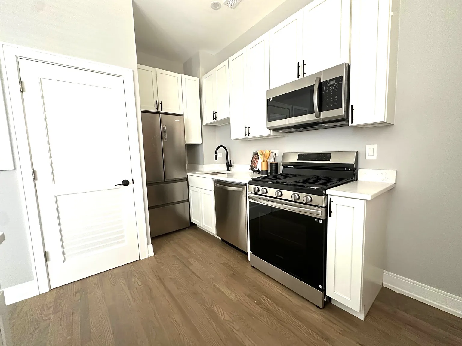 2 bed, 1100 sqft, $3,100 — Photo 4