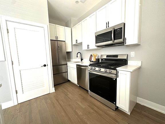 4th image of 3836 N Wilton Ave #3