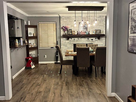 3rd image of 300 W Ridgewood Rd