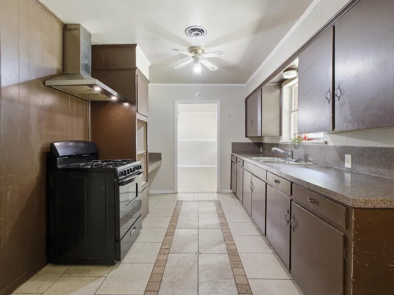 801 Stewart St — Photo 11