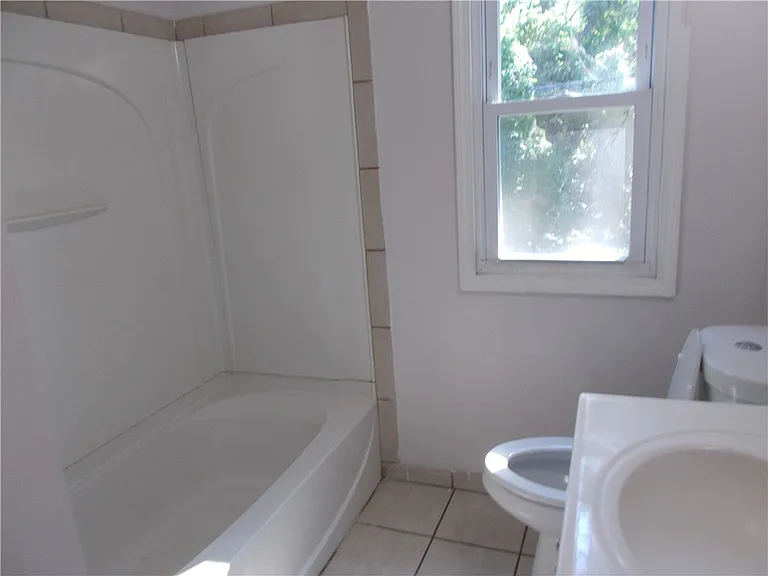 70 Woodhill Dr — Photo 5