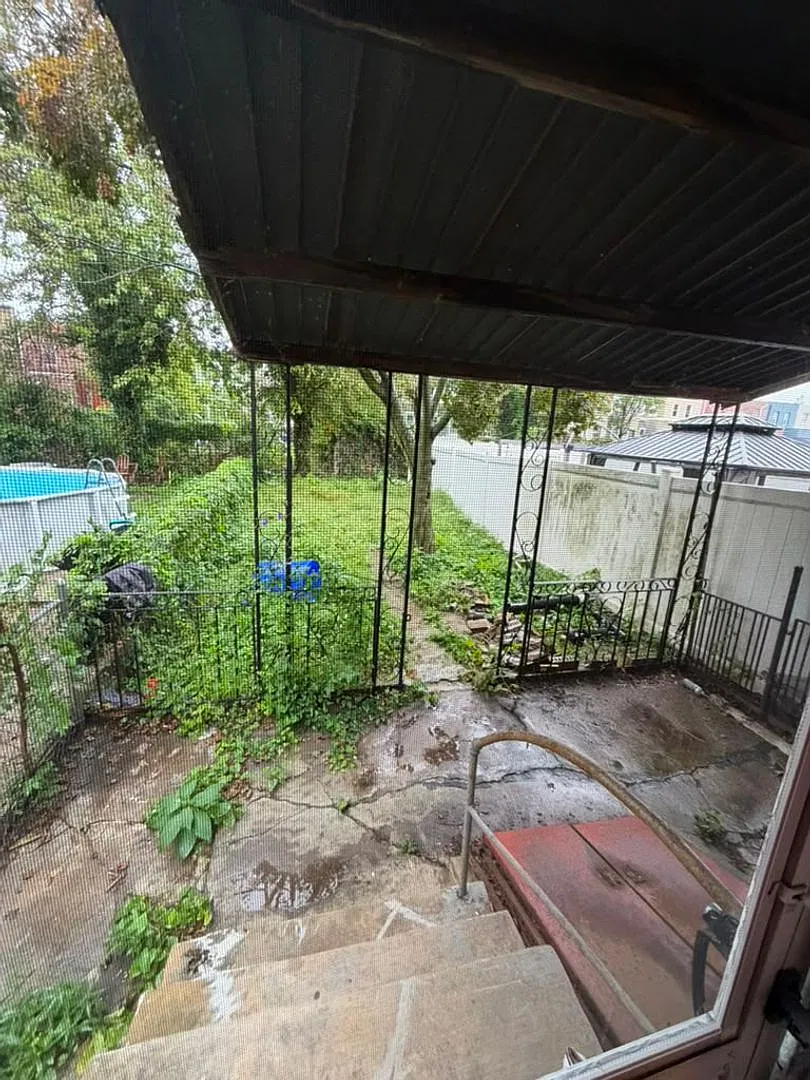 1327 Chase St — Photo 4