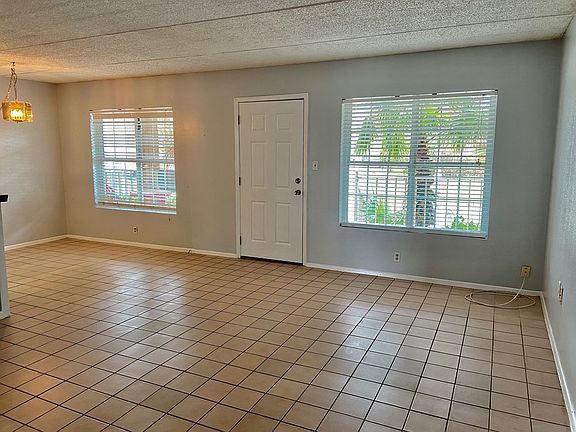 4th image of 115 E Amberjack St #113