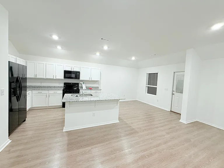 1405 E Latium St — Photo 1