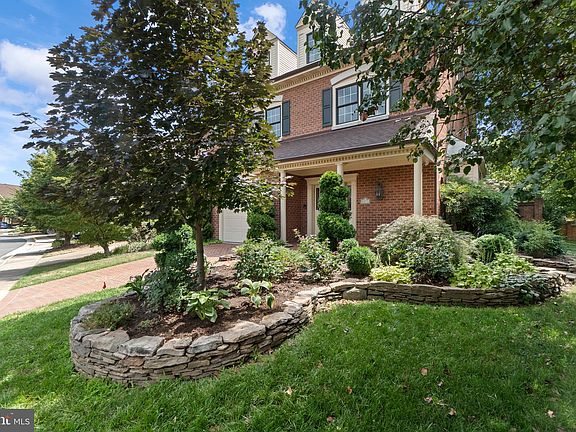 3rd image of 6317 Chaucer View Cir