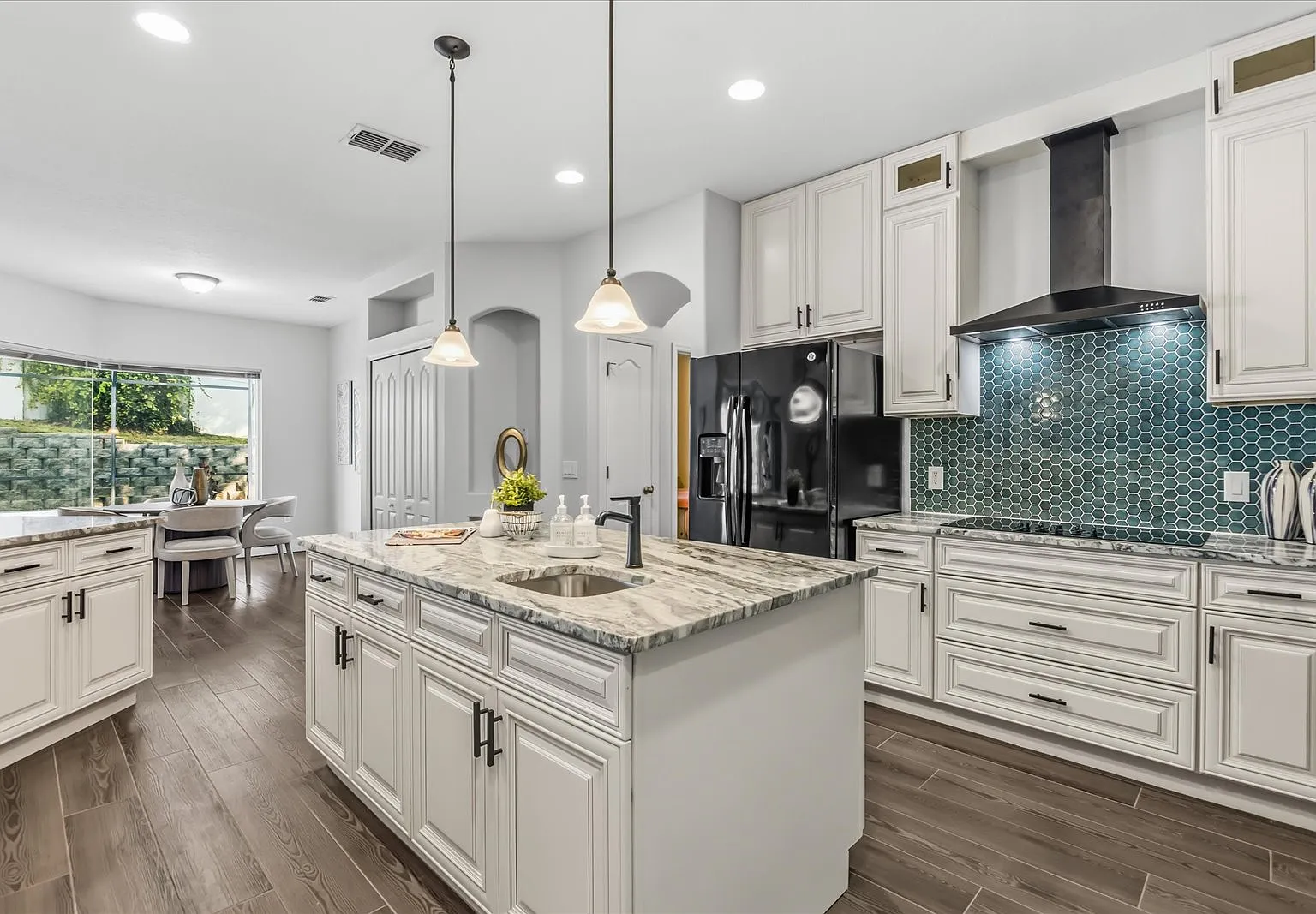4 bed, 3822 sqft, $4,250 — Photo 1