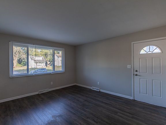3rd image of 132 Collingwood Ave