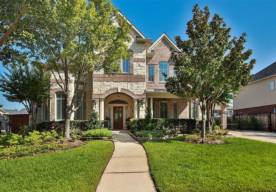 Breathtaking brick and limestone exterior built by Newmark! Customized arched entry with columns adds that elegant touch.double coach lights and landscape lighting illuminates the home at night.