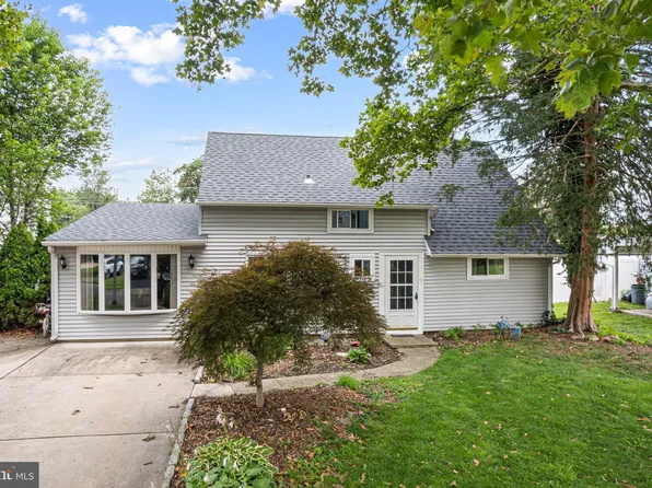 29 Crabtree Dr, Levittown, PA 19055