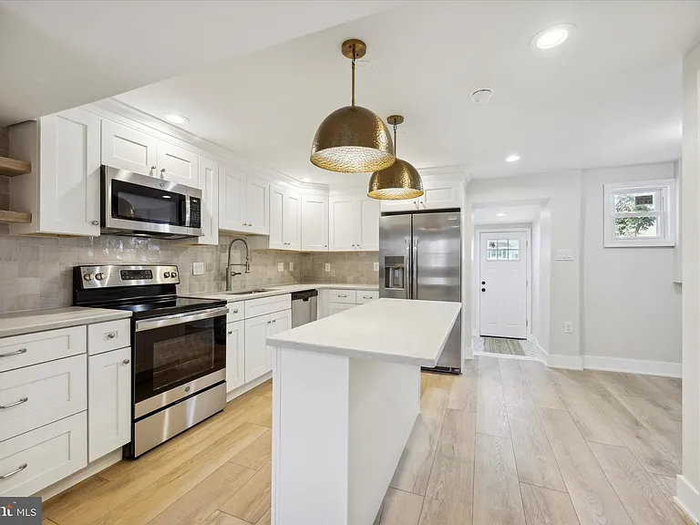 704 S Adams St — Photo 4