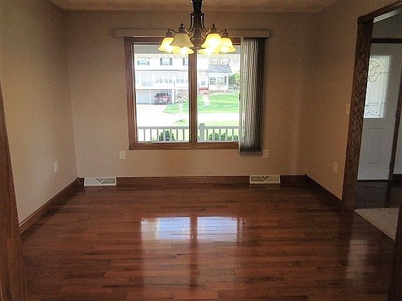 5th image of 701 W Park Dr