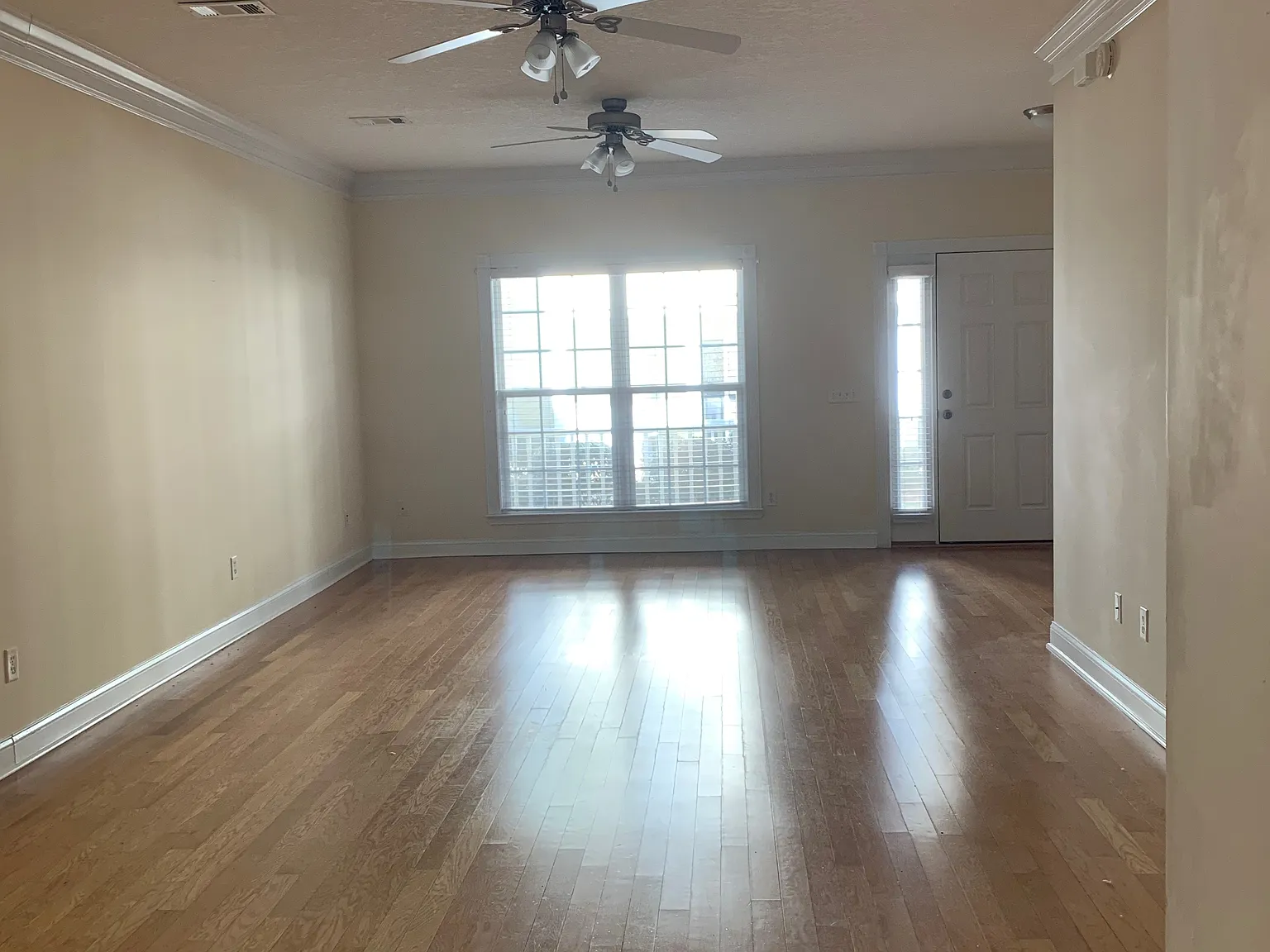 3 bed, 2.5 bath, 1694 sqft, $1,895 — Photo 3