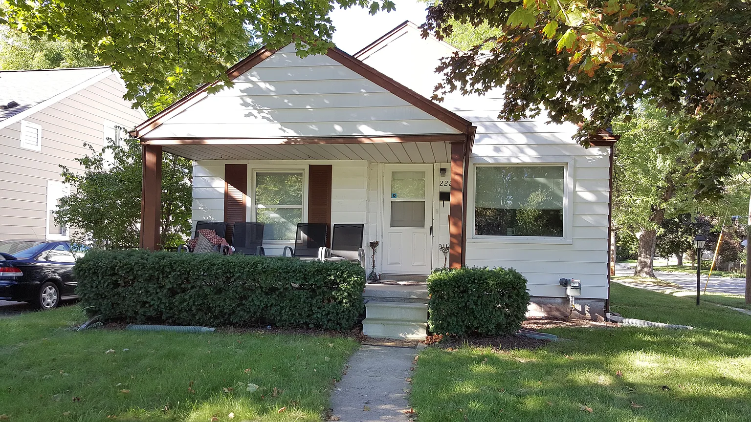 2221 E 4th St photo 1
