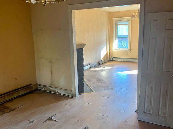 5th image of 707 W Fisher Ave