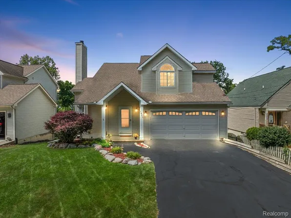 1420 Otter Ave, Waterford, MI 48328