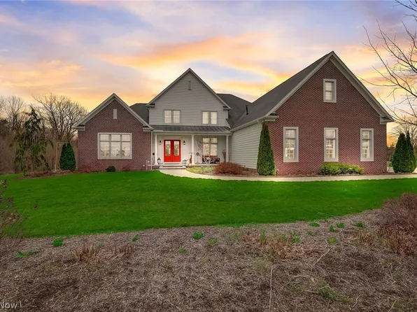 5586 Smith Kramer St NE, Hartville, OH 44632