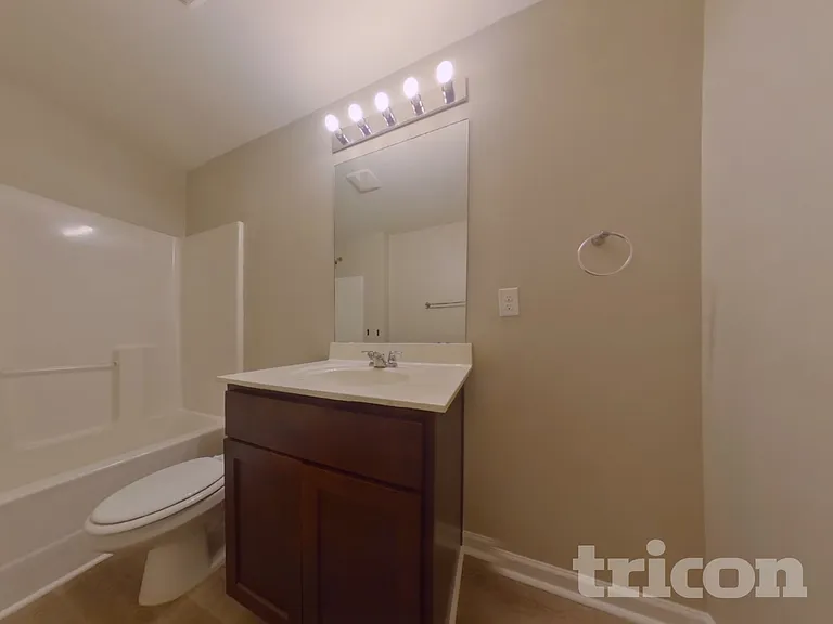 1042 Sutherland Dr — Photo 11