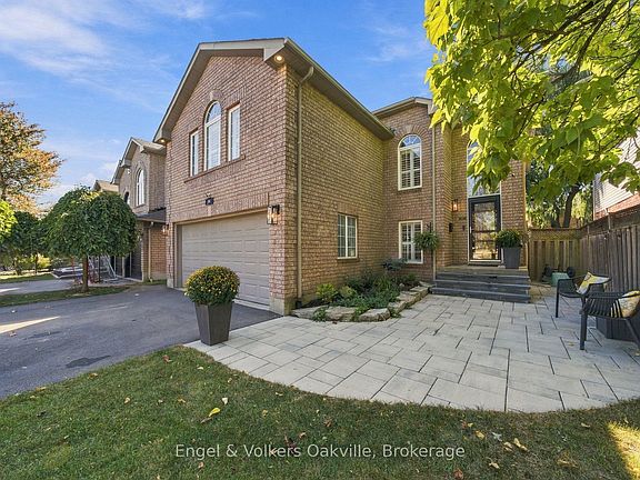 4th image of 44 Keewaydin St