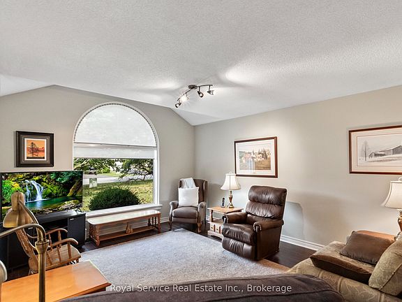 5th image of 33 Russell Hill Rd