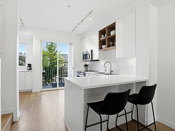 5th image of 10973 Barnston View Rd #4