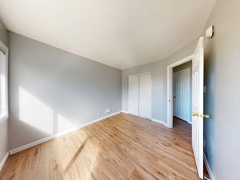 2515 10th ave — Photo 123