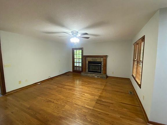 2nd image of 1904 Hemlock Cir