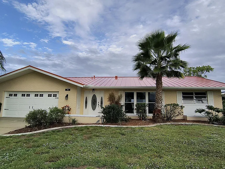 910 Juno Dr — Photo 3