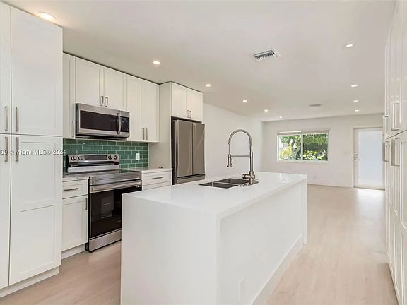 4th image of 1411-1421 NE 30th Ct